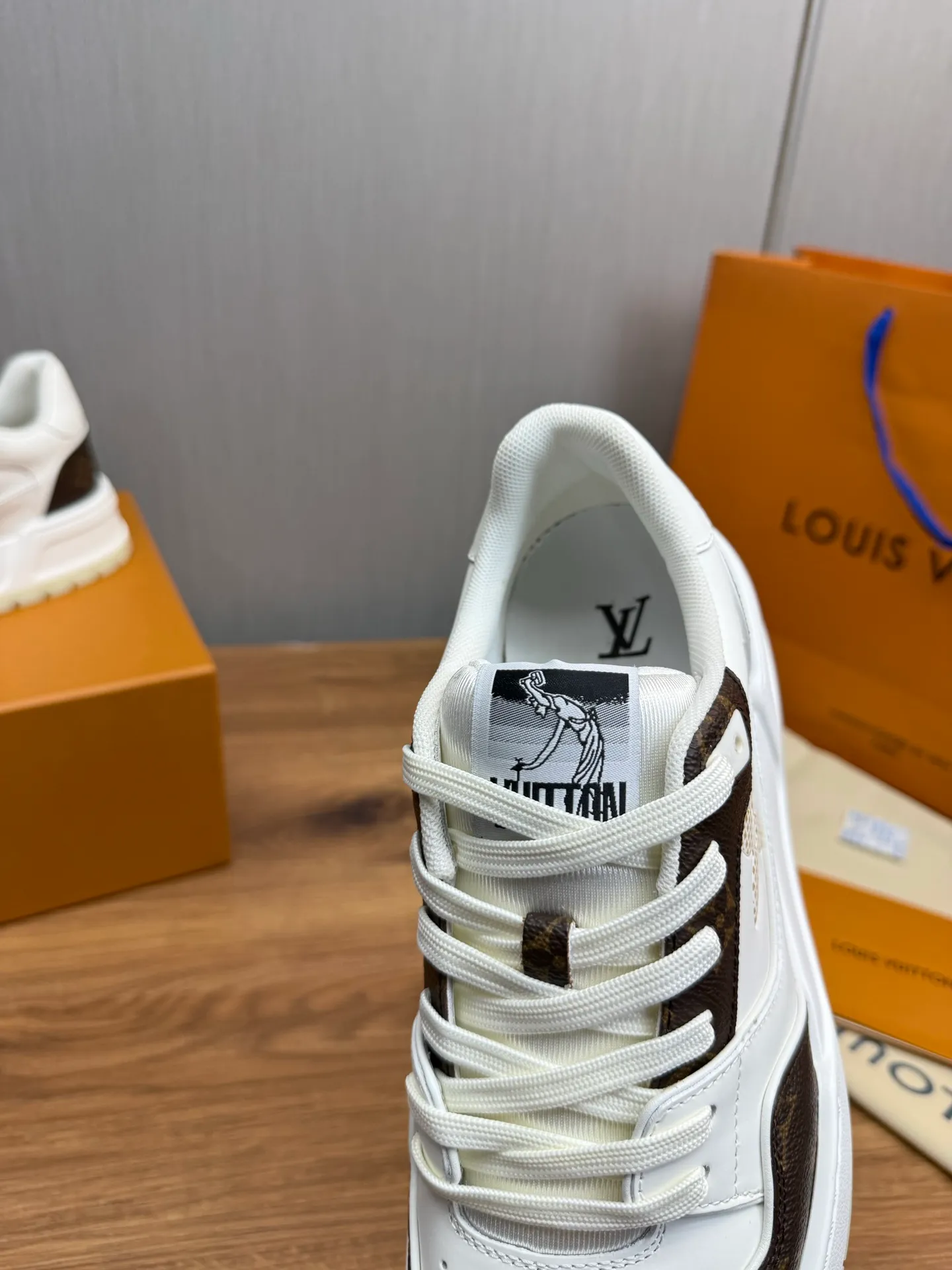 Men's shoes 💰860💰 LV. High version counters are on sale at the same time ⬆️ Men's new sneakers 🔥 The uppers are imported cowhide; "High-end, high-end, classy, ​​noble" workmanship is exquisite (original cowhide is used inside), soles: Original outsole specially provided by the original factory, taken in real life 🎬. Yardage: 38-44. (38.45 can be customized)